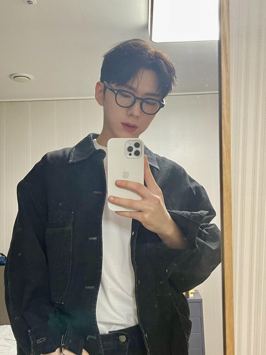 ikihyun's tweet photo. When in doubt, wear a black denim jacket paired with a white t-shirt because you can never go wrong with it. Oh! Not forget to put glasses on to complete today’s casual look. And needless to say, I’m ready to join the fun! #PortraitsofAces https://t.co/BpCjXHcwWv