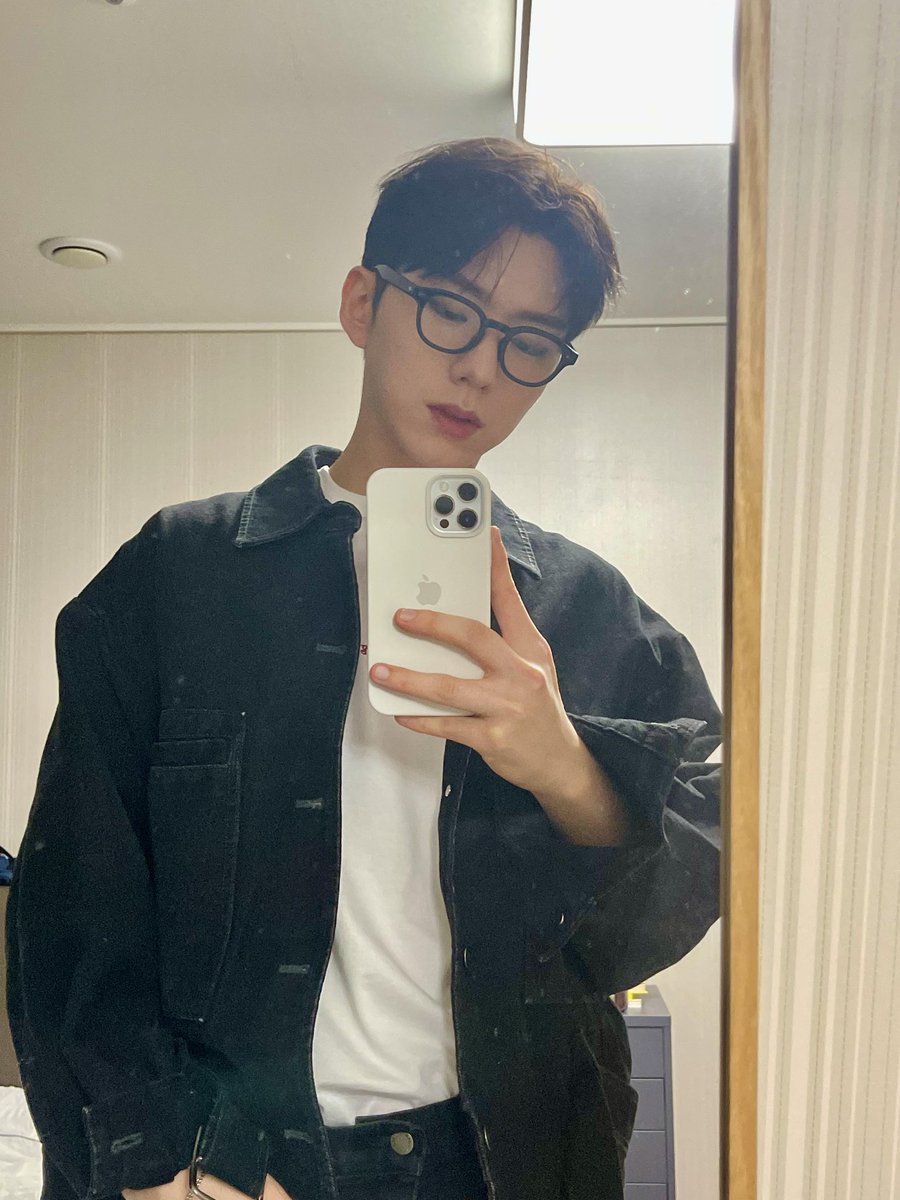ikihyun's tweet photo. When in doubt, wear a black denim jacket paired with a white t-shirt because you can never go wrong with it. Oh! Not forget to put glasses on to complete today’s casual look. And needless to say, I’m ready to join the fun! #PortraitsofAces https://t.co/BpCjXHcwWv