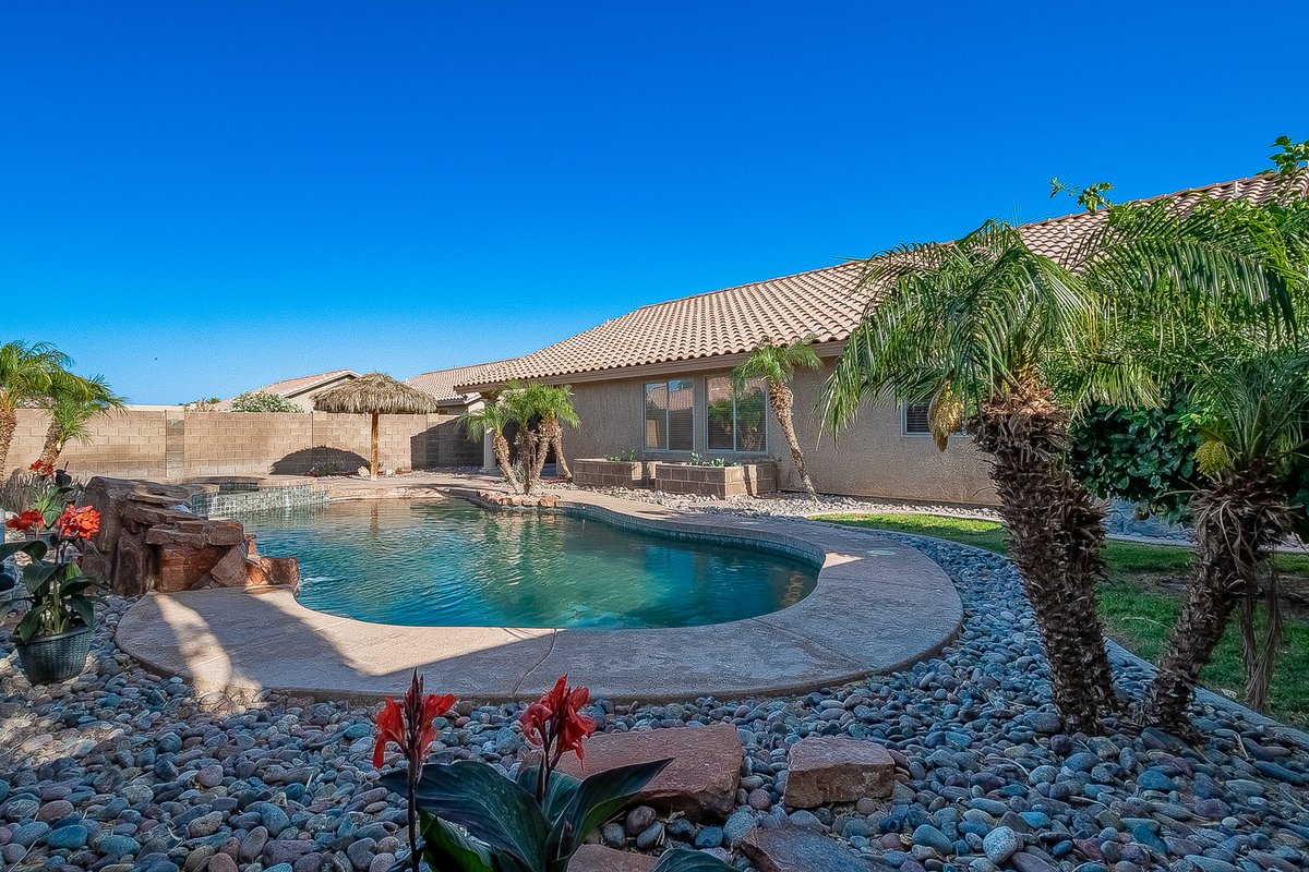 HotDealsinYuma's tweet image. 2276 Sq Ft 4 Bedroom 2 bath Pool Home with a 3 car garage For Sale in Sunny Yuma AZ! $447,777 s.paragonrels.com/goto/Ke7dC5 
#PoolHomeForSale #SunnyYumaAZ #YumaAZHomes #YumaRealEstate #BarkleyRanch #ATeamYuma #OpenHouseSunday #3CarGarage #TileFloors #GraniteCounters