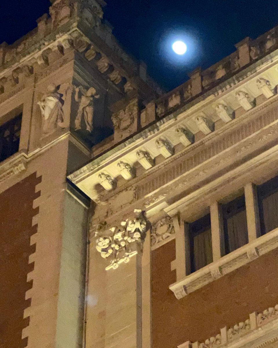 TravelDreamFam's tweet photo. When the moon hits the sky in Rome ๐ beautiful evening stroll after dinner ๐ฝ #beautifulnight #spring #eveningwalk #romeatnight #walkinginmoonlight https://t.co/i1xldwUMH7