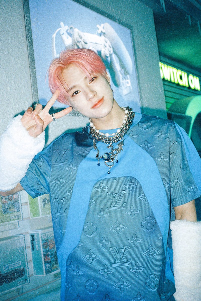 hourly jeno 👑 tweet media