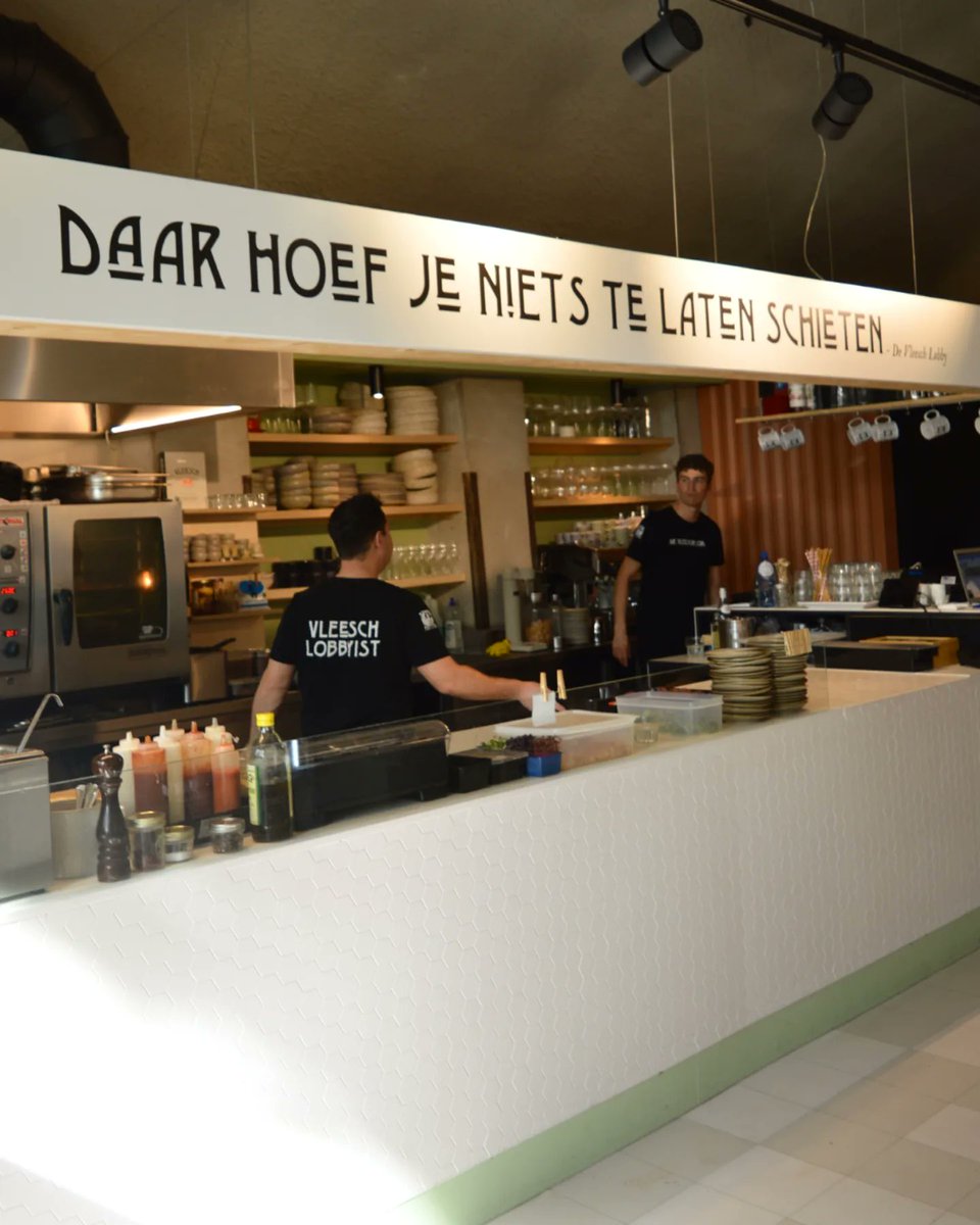 VegaSlager's tweet photo. Jullie komst, mooie plaatjes en hartverwarmende verhalen hebben De Vleesch Lobby tot leven gebracht. Er ging geen dag voorbij zonder een volle Lobby en vlezige tradities hielden we in leven (net zoals het dier). #devleeschlobby https://t.co/hhzmBtVeRU