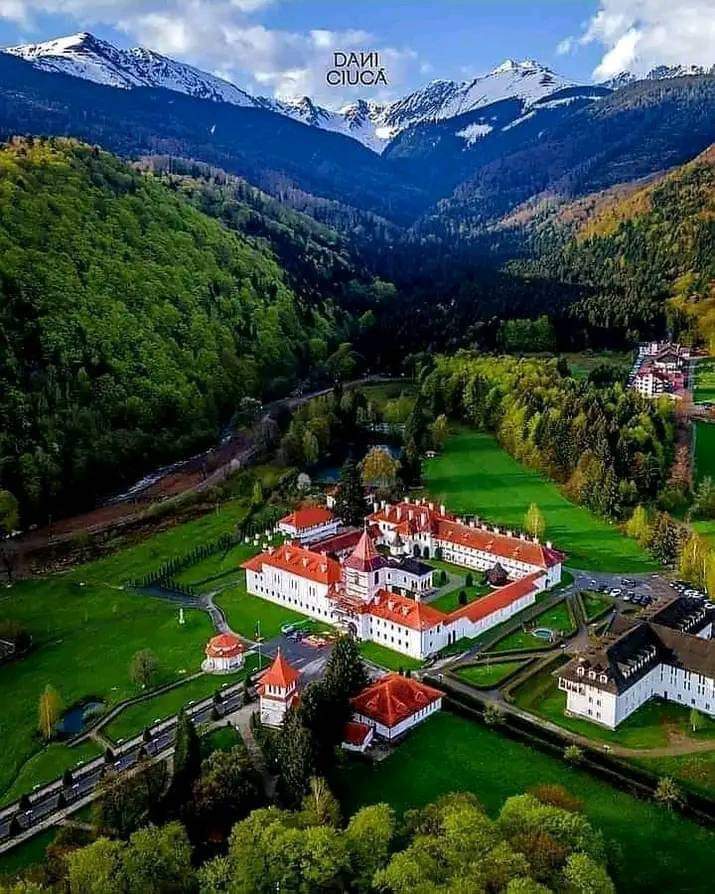 Sambata de Sus Monastery -built in 1696
#FagarasMountains #Romania 
#Monastery #TwitterNatureCommunity