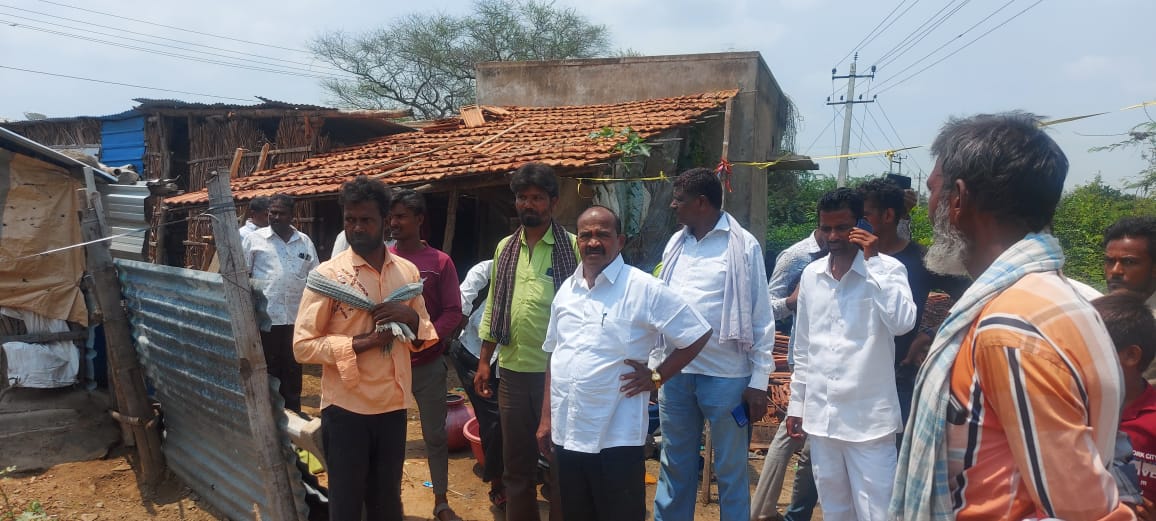Ramappa_S_MLA's tweet photo. ಹರಿಹರ ನಗರಸಭೆ ವ್ಯಾಪ್ತಿಯ ಗಂಗನಗರಕ್ಕೆ ಭೇಟಿ ನೀಡಿ ಸ್ಥಳೀಯರ ಅಹವಾಲುಗಳನ್ನು ಸ್ವೀಕರಿಸಲಾಯಿತು, ಇದೆ ಸಂಧರ್ಭದಲ್ಲಿ ಜನರ ಸಮಸ್ಯೆಗಳ ಬಗ್ಗೆ ತುರ್ತು ಕ್ರಮವಹಿಸಲು ಅಧಿಕಾರಿಗಳಿಗೆ ಸೂಚಿಸಿದ್ದೇನೆ. @INCKarnataka @KPCCPresident @DKShivakumar @Dr_Yathindra_S @siddaramaiah @INCHarihara @INCIndia https://t.co/WzgBossYOj