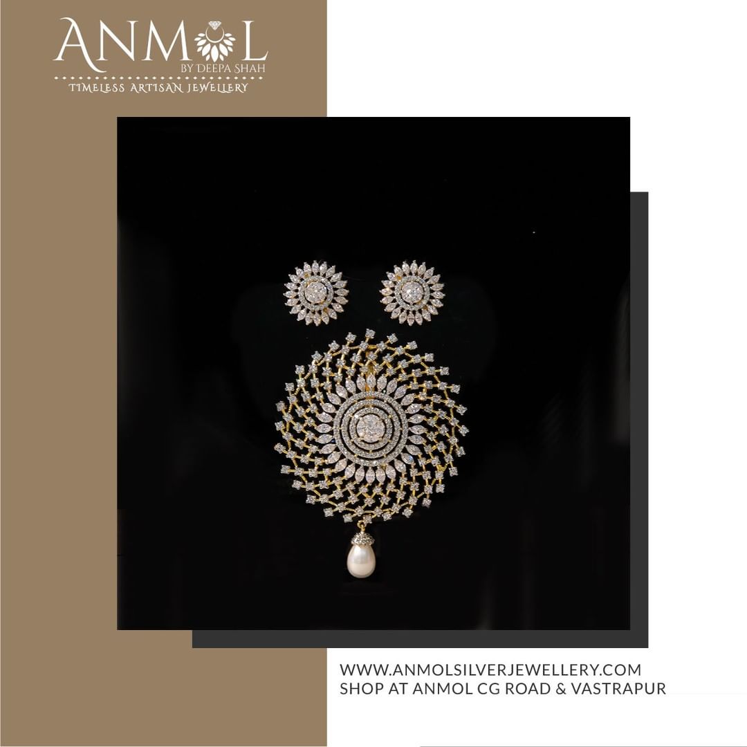 InfoAnmol1's tweet photo. Mitali Pendent set-Back in stock, most loved elegant pendent set -Handcrafted two tone studded with cz-rounds &amp; marquis shape..wear it with chain or gemstones layered necklaces as per your requirement..#partywearjewellery #weddingjewellery #OnlyatAnmol #cubiczircon #handcrafted https://t.co/ThCvPcdMb3