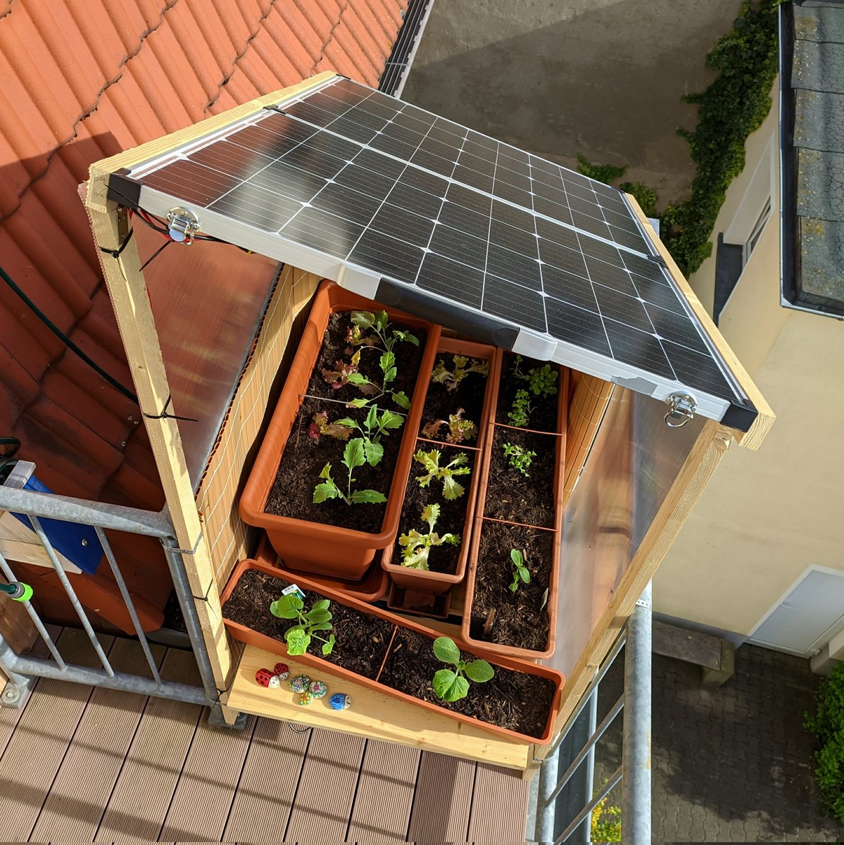 P4F_Dresden's tweet image. Agri-PV auf Balkonien. Nicht ausreichend zur Weltrettung. Ein kleiner Anfang. 😉 Einen schönen #TagDerErneuerbaren Energien!