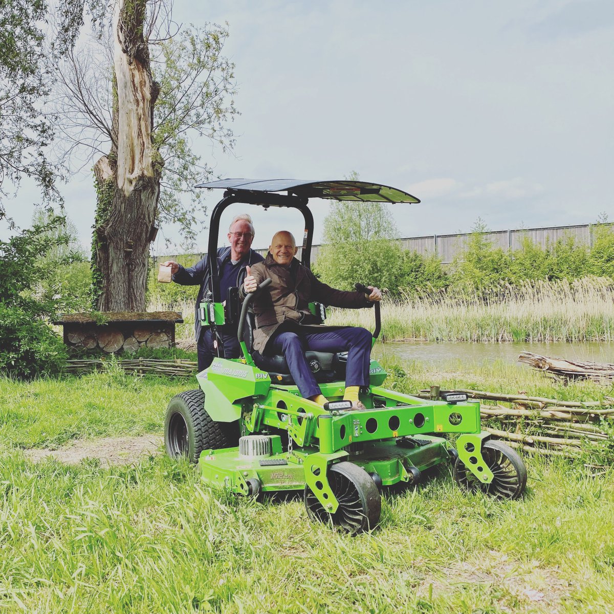 Vandaag kwamen 2 stadscollega’s op bezoek en luisterden naar mijn visie, missie en plannen. De Vlaardingse burgemeester <a href="/bertwijbenga/">Bert Wijbenga</a> en wethouder <a href="/BartLeede/">bart de leede</a> waren een fantastisch gezelschap. Als presentje gaf ik ze natuurlijk “Een zakje Vlaardingse wormenpoep”. Bedankt heren 👋🏼