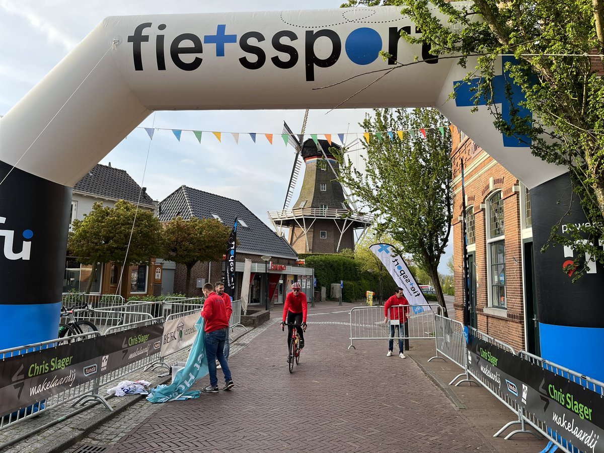 WWierdentocht's tweet photo. 🚴‍♂️Klaar voor de start💪🏻💪🏻💪🏻 #WWT2022 @NTFU https://t.co/gCkBYMvp3c