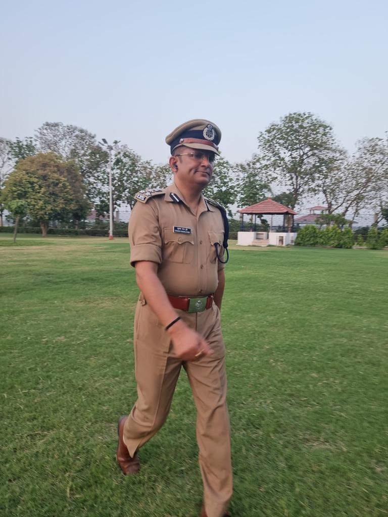 dubey_ips's tweet photo. "आ���मी के गुण और गुनाह
दोनों की कीमत होती है ।
  अंतर सिर्फ इतना है कि
गुण की कीमत मिलती है,
           जबकि
गुनाह की कीमत चुकानी पड़ती है।" https://t.co/ttWrJZUgic