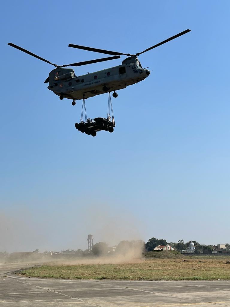 westerncomd_IA's tweet image. #SpecialForces and #IAF conducted a #JointExercise on #SpecialOperations. The joint exercise with #Chinooks also validated the carriage of #LightStrikeVehicle of SF in underslung &amp;amp; in-cabin mode thereby enhancing the synergy &amp;amp; jointmanship between the two Services.
@adgpi.