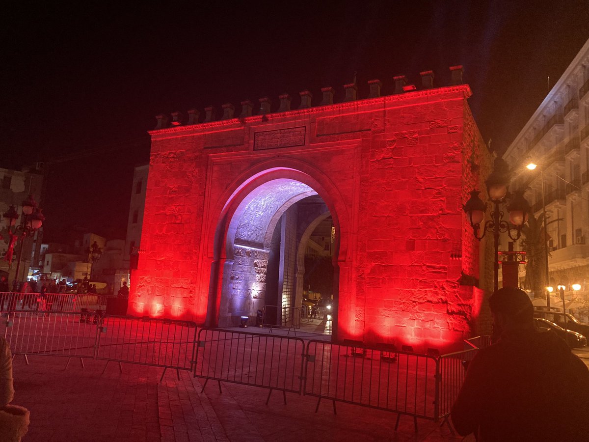 HlneBellil's tweet photo. J’ai pas tweeter depuis longtemps parce que je crois que je vais demander le divorce. Ça me prend toute mon énergie. Un petit cadeau : nuit ramadanesque à Tunis : https://t.co/IUS2RtJUGe