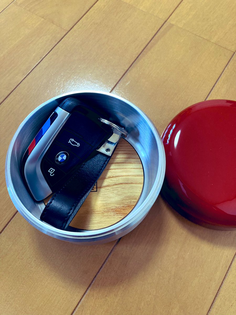 DspFGuTIVdkNDhD's tweet photo. #MONObility
#ワンソクチューブ
おや、これは…。
ワンソクさんのキーガレージついに🔑届きました❣️
日本の伝統工芸の漆、けやき、アルミ削り出し。リレーアタックで車を盗まれない様な電波を遮断する機能性を持ち合わせた優れたインテリアのキーガレージです😊 https://t.co/edxQMEC7u6