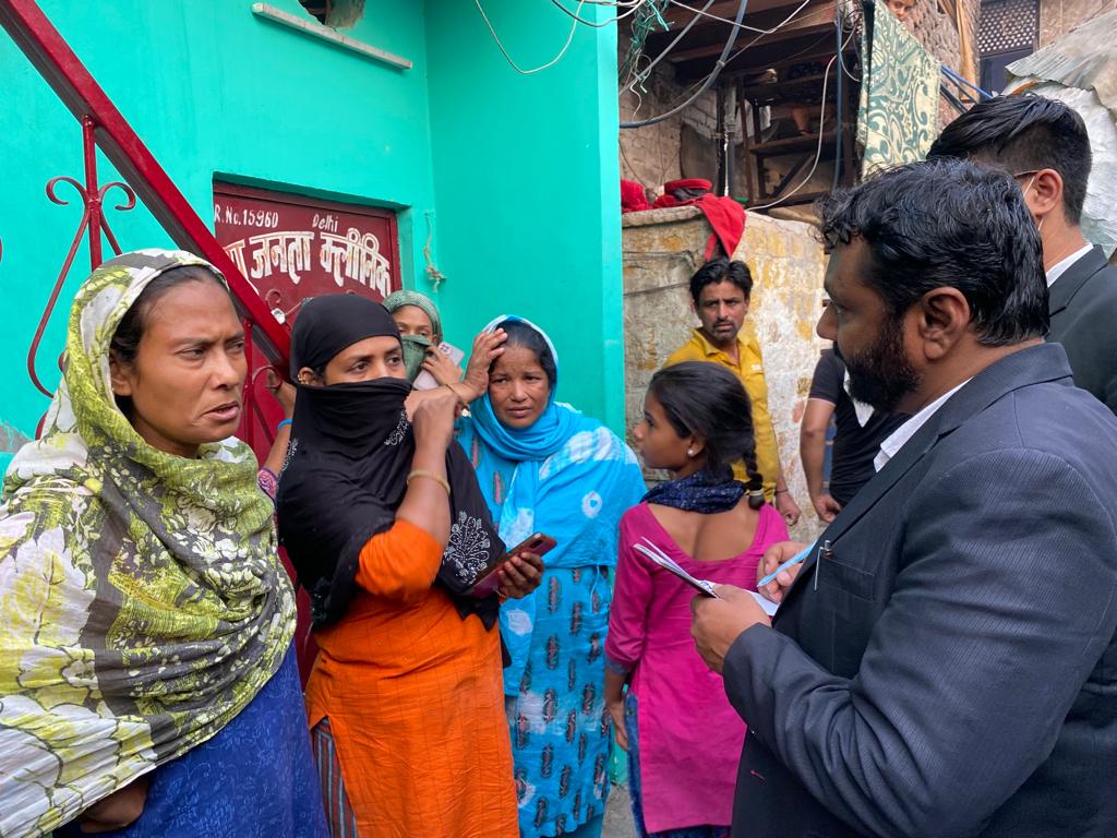 AnsarIndori's tweet photo. #NCHRO की लीगल टीम ने  जहांगीरपुरी का दौरा किया। जहां पीड़ितों से मुलाकात करके उनके केसों के बारे में जानकारी ली गई। टीम में एडवोकेट एडवोकेट अंसार इंदौरी,आशुतोष कुमार, एडवोकेट प्रमोद कुमार तथा सदस्य शोयब अहमद, रिज़वान अहमद, और मोहम्मद जुबैर मौजूद थे। @NCHROofficial @bhanwarmegh @ https://t.co/JusXSqHAQT