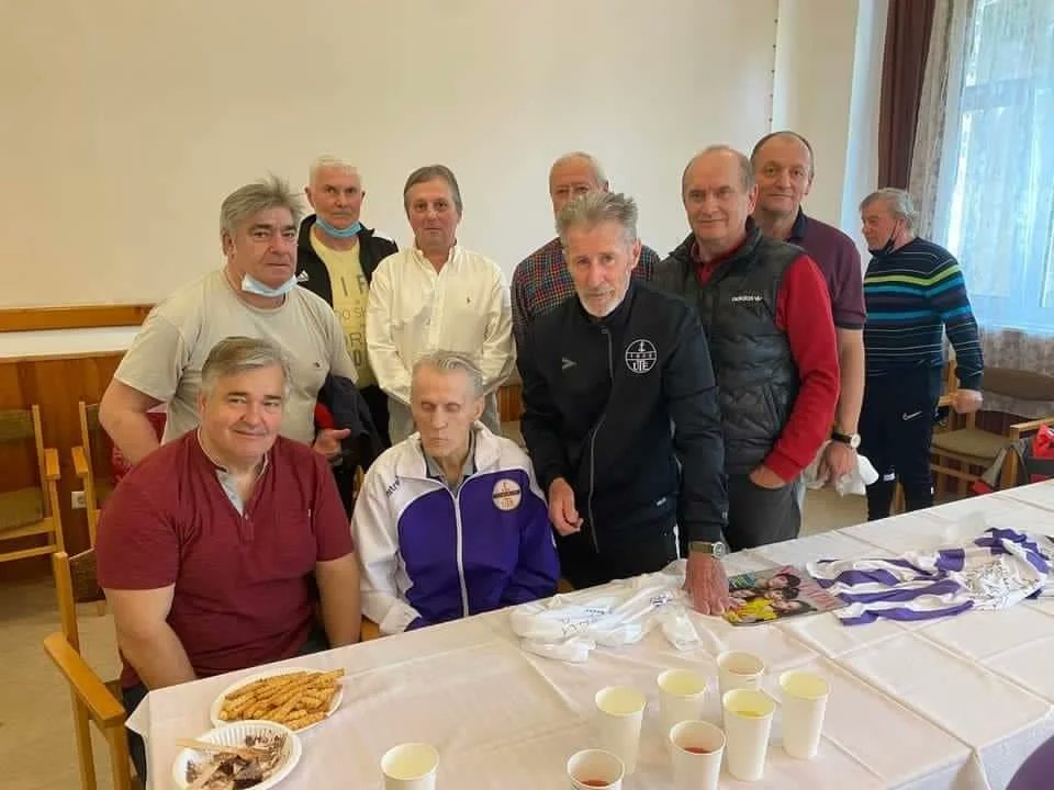 UTE_official's tweet photo. Törőcsik András  vasárnap lesz 67 éves! 

Meglátogattuk születésnapján, Zámbó Sándor, Tóth András , Kisznyér Sándor, Steidl Sándor, Sarlós András, Ebedli Zoltán. 

Boldog  Születésnapot Törő!

#hajrálilák #utebarátikör #UTE https://t.co/Ta6Xl15K7f