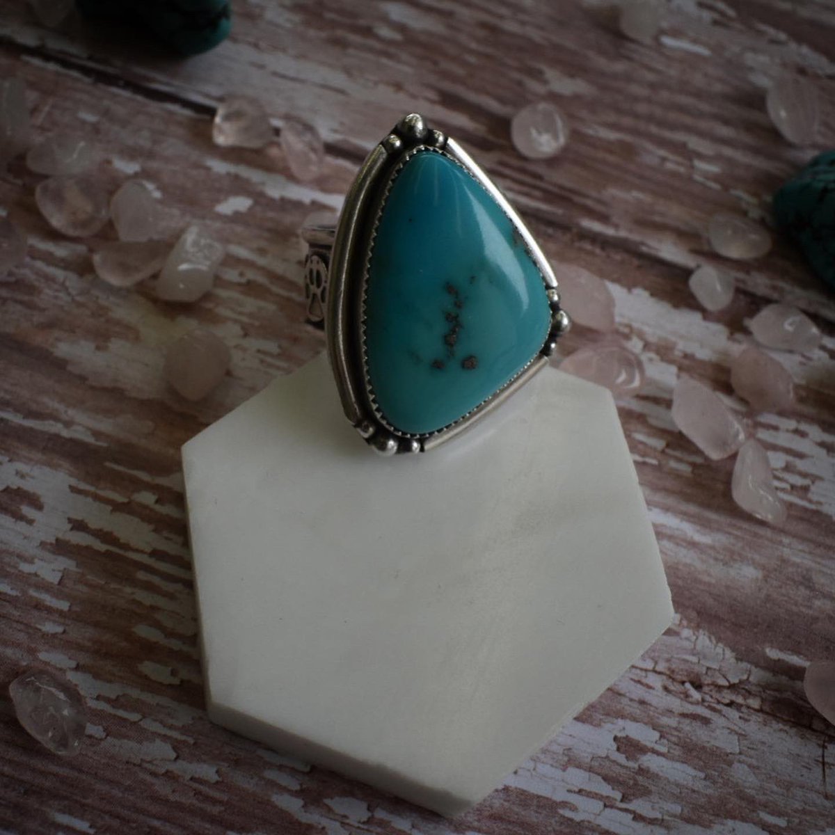 wolfbrandsilver's tweet photo. Camptios turquoise one of my favs #turquoise #jewelry #witchythings #handmadeisbest #silversmith #ladysmith  #jewelrymaking #feelingblessed #customorderswelcome #idaho #smallbusinesswomen #earthmadehandslayed #handslayed #realstones #makersgonnamake https://t.co/vc0t9RbUrd