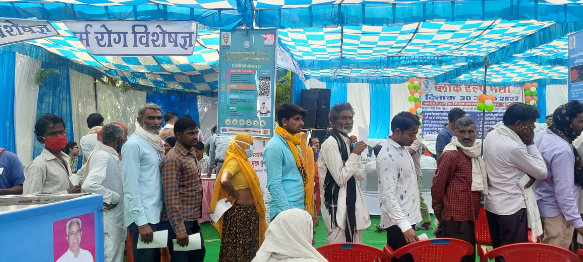IECBhilwara's tweet photo. बिजोलिया जिला भीलवाड़ा में ब्लॉक हेल्थ मेले के दौरान स्वास्थ्य सेवाओं का लाभ लेते ग्रामवासी
#HealthmelaRajasthan
#AB_HealthandWellnesCentre
#4yearsofhwc https://t.co/PV0awpHsDQ