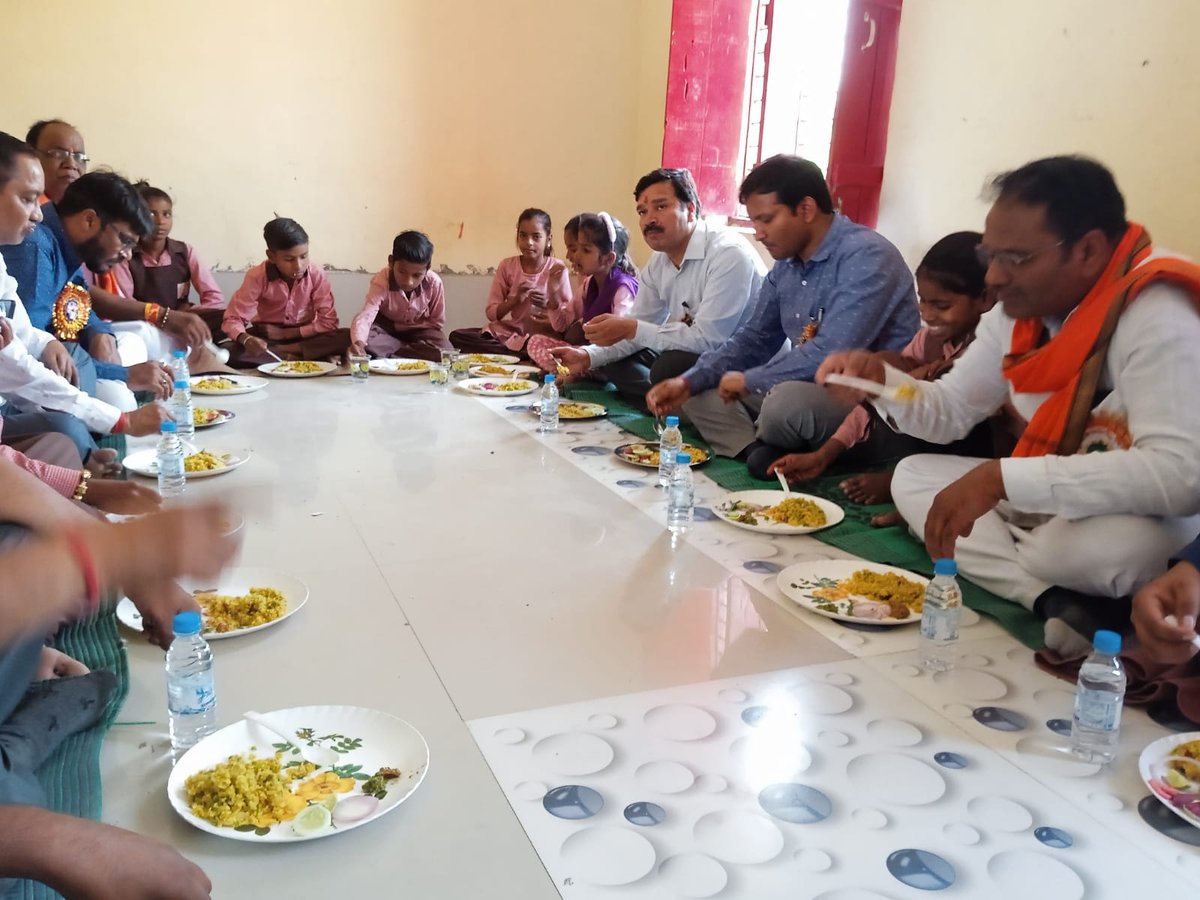 BsaSitapur's tweet photo. स्कूल चलो अभियान-2022 के अर्न्तगत जनपद सीतापुर में आयेजित कार्यक्रम में निर्देश देते हुये व शासन के निर्देशानुसार बच्चों के साथ सहभोज करते हुये https://t.co/rNSgTSCTPT