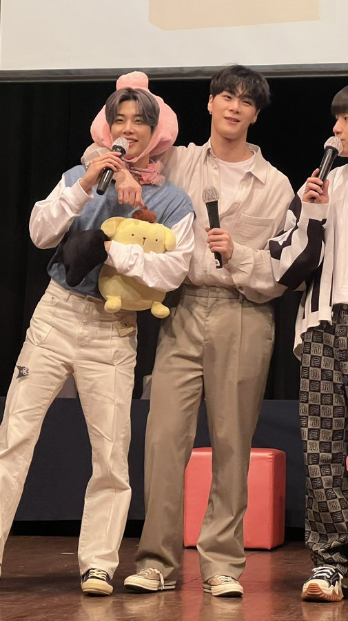 ASTRO_Spain2's tweet photo. [💜] 30.04.2022 Fansign - #ASTRO

#EUNWOO le enganchó en los pantalones a #MJ un pin de Kuromi (un personaje de Sanrio) y no se lo quitó 🥺

fotos v. seolyeoul y mxonboy1 https://t.co/0uurqIUbLC