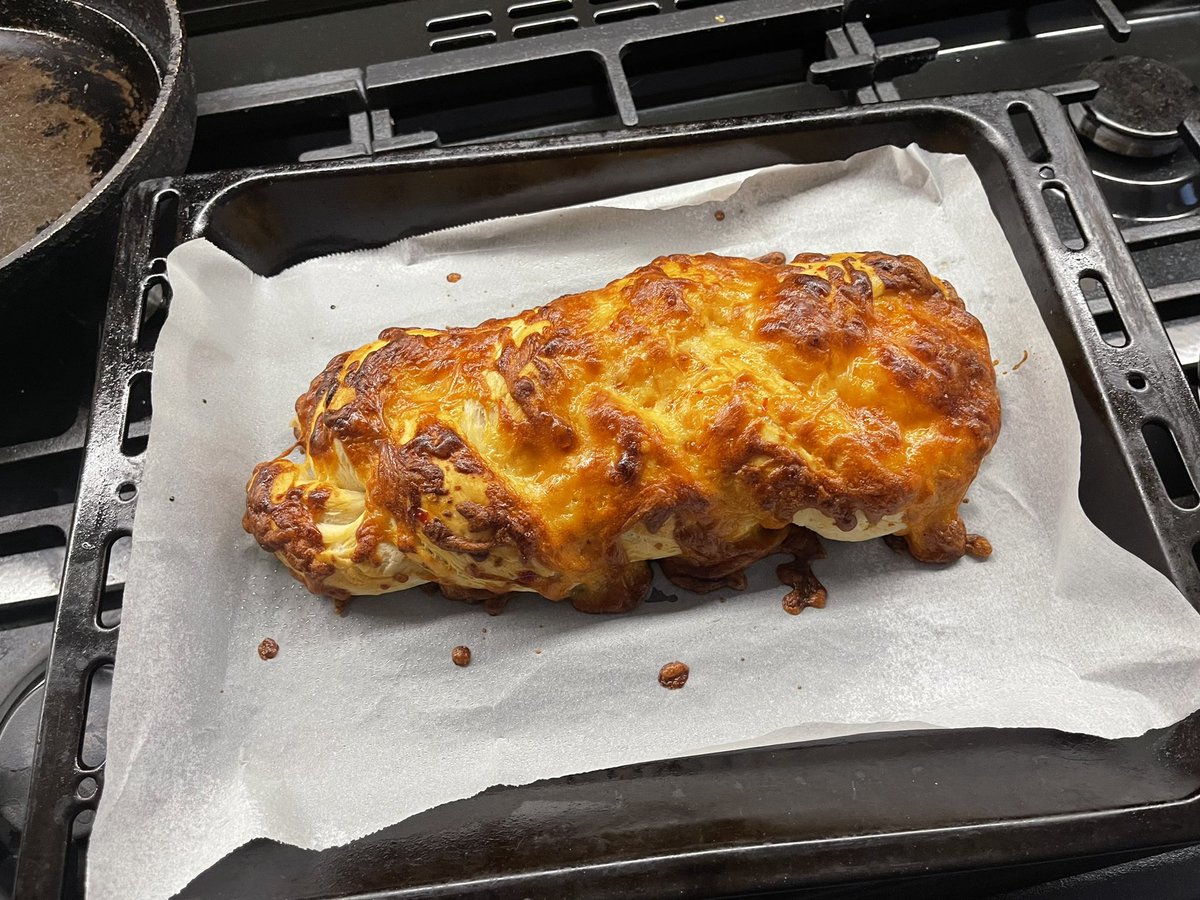 dailyju5tin's tweet photo. Well the clarity of the plait didn’t turn out how I wanted but it was still yummy #plaitedbread #sweetchilli #cheddarcheese #gochujangpaste #sugar #nomnom https://t.co/AUCOBjGoCj