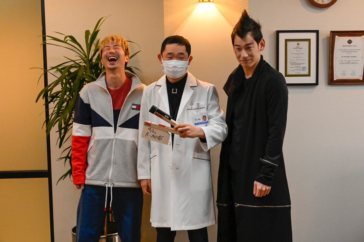 pandorano_ntv's tweet photo. #パンドラの果実 第2話🍎🟥
今夜10時放送📺

和やかにリハ中🎬

2話のゲスト #今野浩喜 さんが
演じるのは、能力向上チップに詳しい
脳科学者で医師の鮎川👨‍⚕️

隣にいるのは
頭から真っ白な煙を噴き出して死んだ
プロeスポーツ選手のチームメイト
三ツ矢(#吉田健悟)と坂東(#松田陸)

#この3人の関係は⁉️ https://t.co/i5nWA1Aj8j