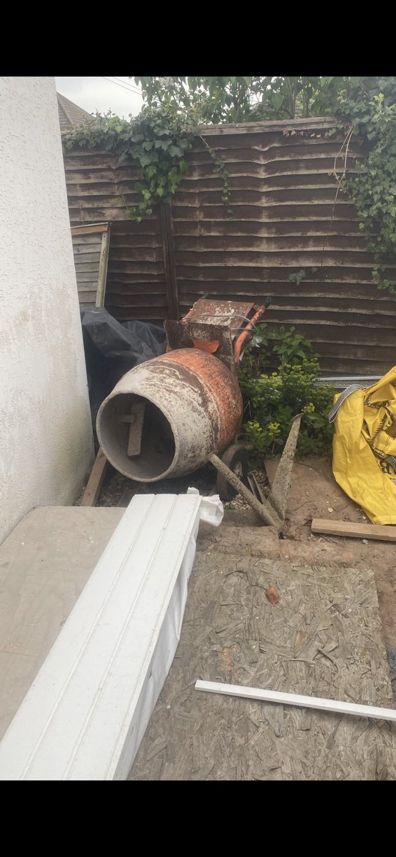 beanhole9's tweet photo. @AltradBelle my grandads belle mixer which has done us proud for 40 years, that’s me in the picture as a 1 year old. It’s finally given up and the motor and gearbox have failed. Where can we source the parts. Would love to get her going again for grandads memory. #original https://t.co/d58WVWYSRp