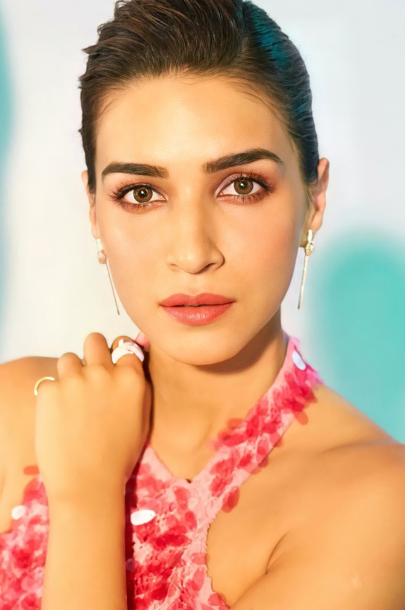 Eyes like her can burn a heart to ashes and turn a universe upside down,👀😍
Eyes like hers can make a soul fall in love with no turing back ✍️.....

#KritiSanon #gqawards