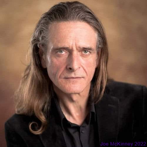 TheJoeMcKinney's tweet image. It was #FirstHeadshotDay / #OldHeadshotDay the other day.
Here's my first professional headshot, from 94 - 95 esque 

The other 3 snaps were by Graeme C Photography 2019
The last one being my current Headshot 💜 

#RideyMcRidey 💜 
#HumbleAsFuck 💜 
#NeverStoppedBeingARide 💜