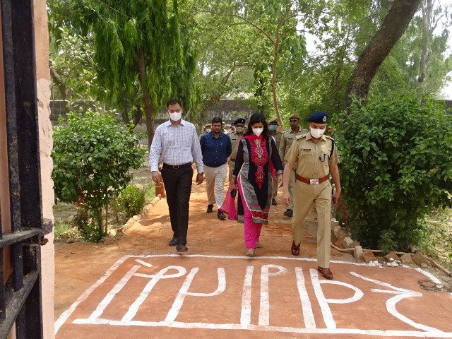 जिलाधिकारी माला श्रीवास्तव पुलिस अधीक्षक श्लोक कुमार ने जिला कारागार का निरीक्षण कर व्यवस्थाओं का जायजा लिया तथा संबंधित अधिकारियों को उचित दिशा निर्देश दिए <a href="/InfoDeptUP/">Information and Public Relations Department, UP</a> <a href="/UPGovt/">Government of UP</a> <a href="/LucknowDivision/">COMMISSIONER LUCKNOW DIVISION, LUCKNOW</a>