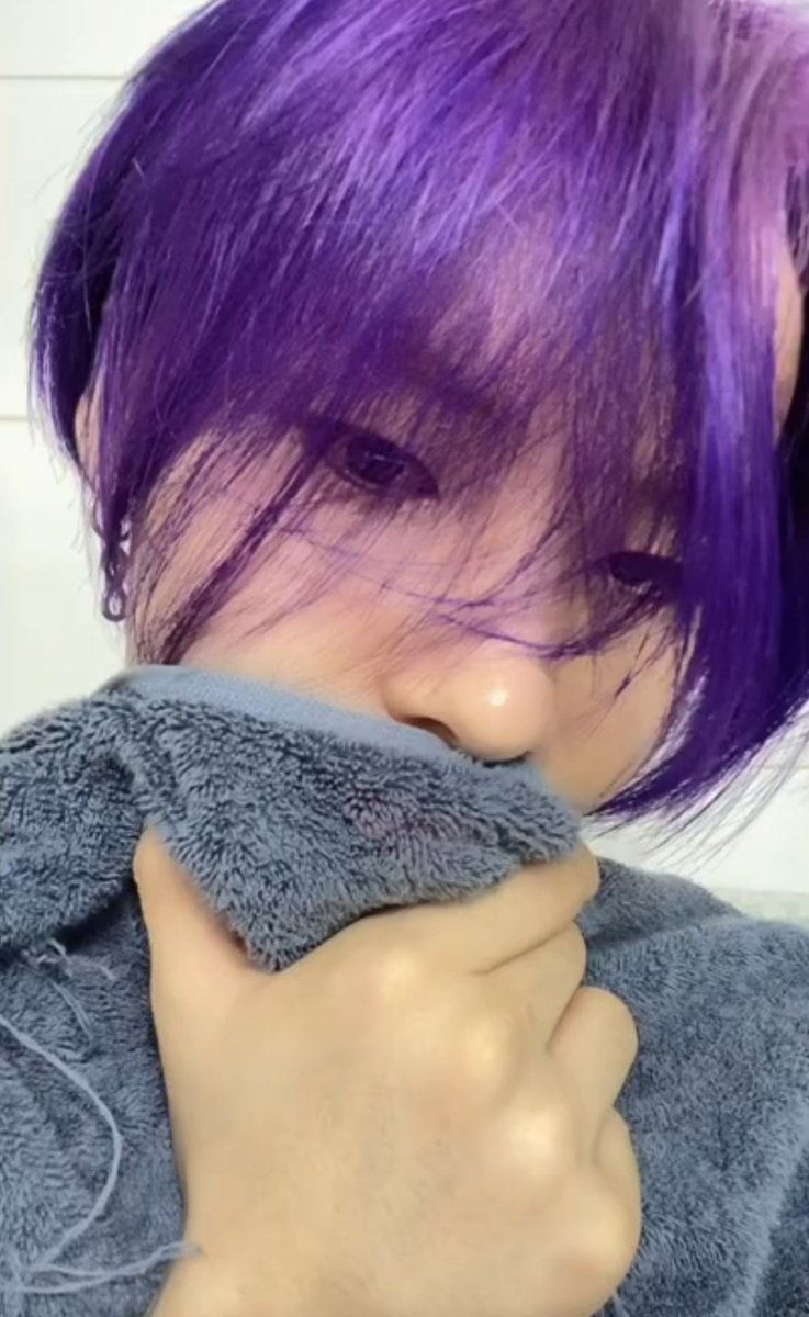 wonchudansque's tweet image. wonchudans que vão cometer um crime se alguém chegar com tesoura perto desse cabelo