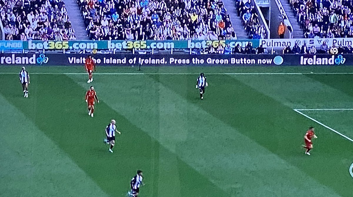 UpDateEoin's tweet image. Great to see the pitchside ads for Ireland on the tv for today’s #NEWLIV match on @btsportfootball 

Very clever choice of media by @NiallGibbons &amp;amp; the team at @TourismIreland to promote Ireland to visitors from the UK 👏🏻👏🏻 #PressTheGreenButton