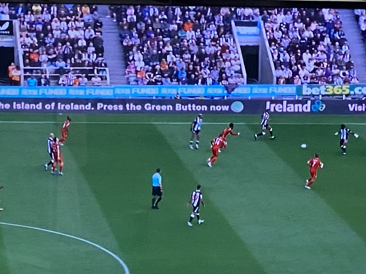 UpDateEoin's tweet image. Great to see the pitchside ads for Ireland on the tv for today’s #NEWLIV match on @btsportfootball 

Very clever choice of media by @NiallGibbons &amp;amp; the team at @TourismIreland to promote Ireland to visitors from the UK 👏🏻👏🏻 #PressTheGreenButton