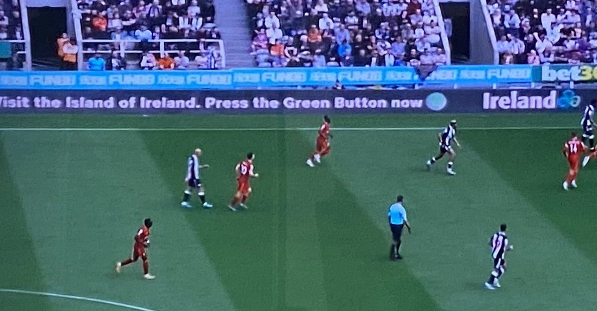 UpDateEoin's tweet image. Great to see the pitchside ads for Ireland on the tv for today’s #NEWLIV match on @btsportfootball 

Very clever choice of media by @NiallGibbons &amp;amp; the team at @TourismIreland to promote Ireland to visitors from the UK 👏🏻👏🏻 #PressTheGreenButton