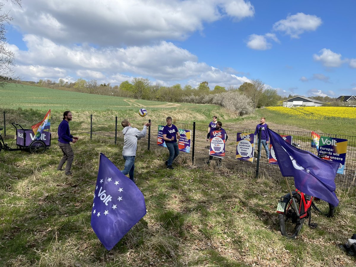 Wir hatten heute ein Volleyballspiel am „Wildschweinzaun“ an der Deutsch-Dänischen Grenze mit Volter*innen aus beiden Ländern #wirsindeuropa #votevolt #Europaisthier #EuropeIsHere