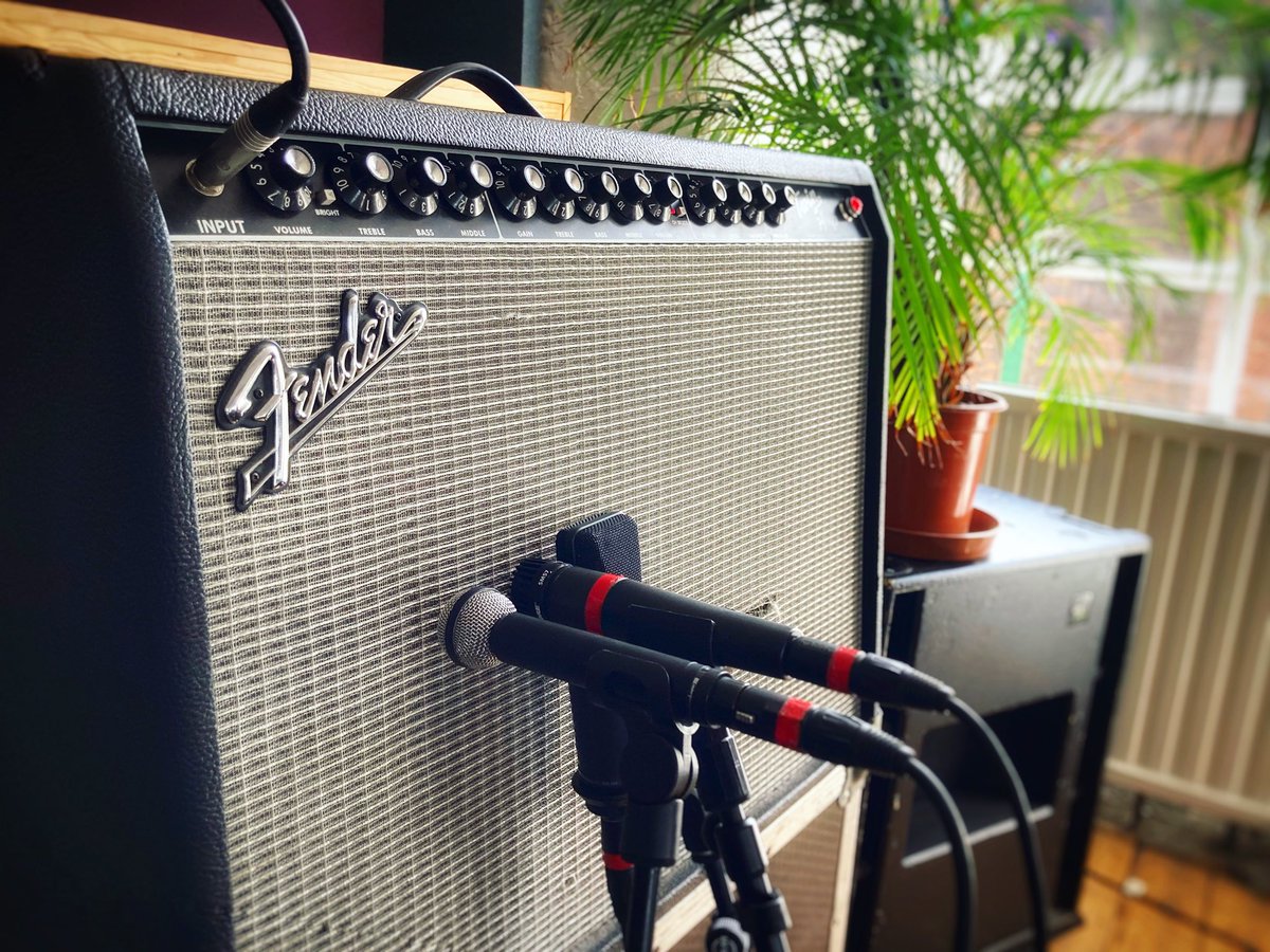 What a lovely combo! 👌 #fendertwin #neumann tlm193 #bayerdynamic m160 #shure sm57  😀 
.
.
#recording 
#recordingstudio 
#recordingsession 
#musicproduction