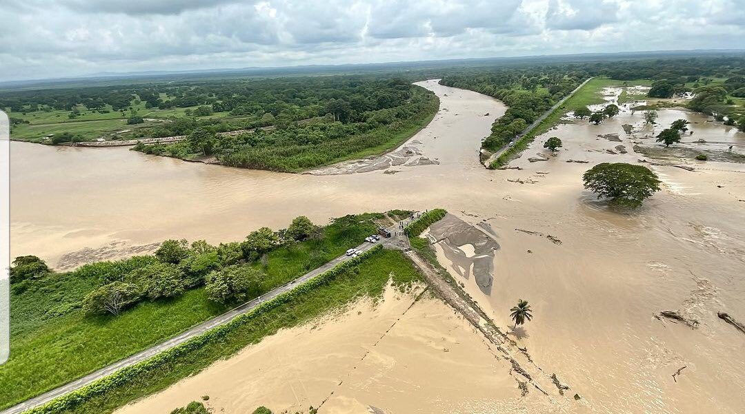 AlianzaporV's tweet photo. Atención con este tema de sur del lago. Hoy son más de 35.000 hectáreas bajo las aguas, pero la situación EMPEORA. Pudieran llegar a ser hasta 100.000 hectáreas las cubiertas x inundación. URGE PLAN CONJUNTO DE EMERGENCIA ! #SOSSurDelLago https://t.co/aMh8RO4GeW