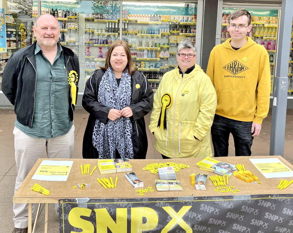 chrislunday98's tweet photo. Great to get out in #Neilston and #Barrhead this morning. So many great conversations with people clear that they will be voting @theSNP on May 5th!

#VoteSNP #ActiveSNP #Council22 https://t.co/jPAVJw6kiF