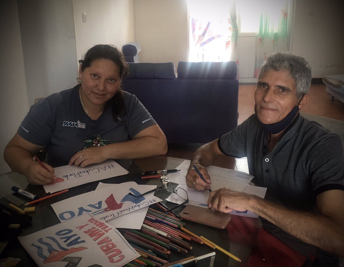 IndirillaR's tweet photo. Desde Guinea Ecuatorial🇬🇶 la Brigada de Educadores cubanos celebramos el 1ro de Mayo!
#VamosConTodo #PrimeroDeMayo https://t.co/yiy9rOSbRH