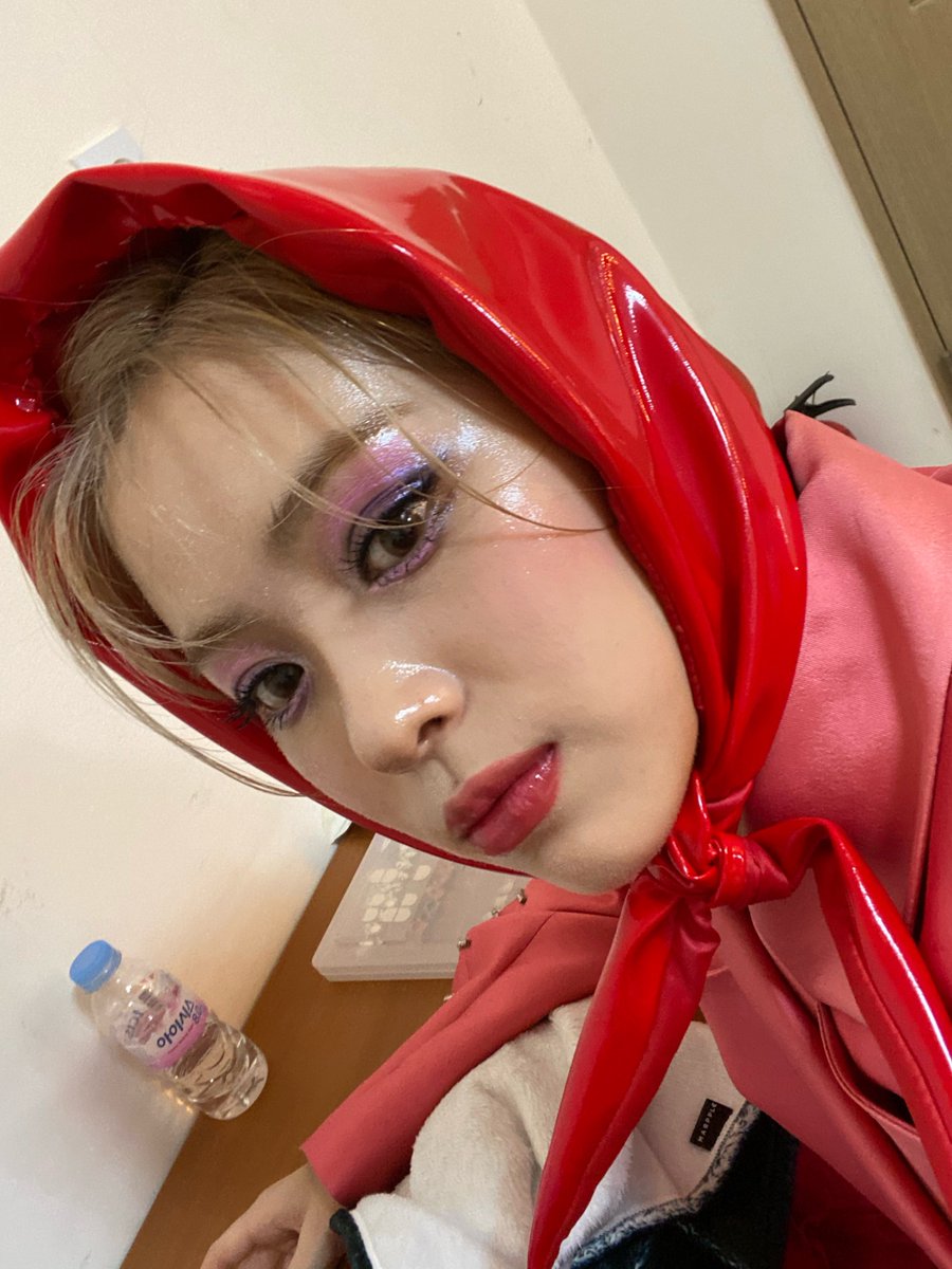UNIVERSEITZY's tweet photo. [05:25 pm KST] 🐱📸 https://t.co/GxYKM20fYo