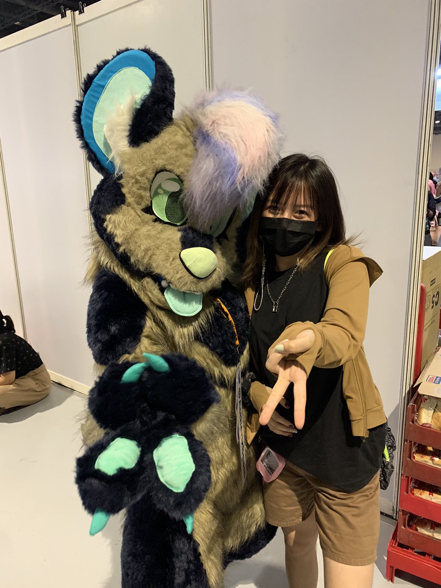 deensua's tweet photo. gyaru with a furry lol https://t.co/libC0w3Uzq