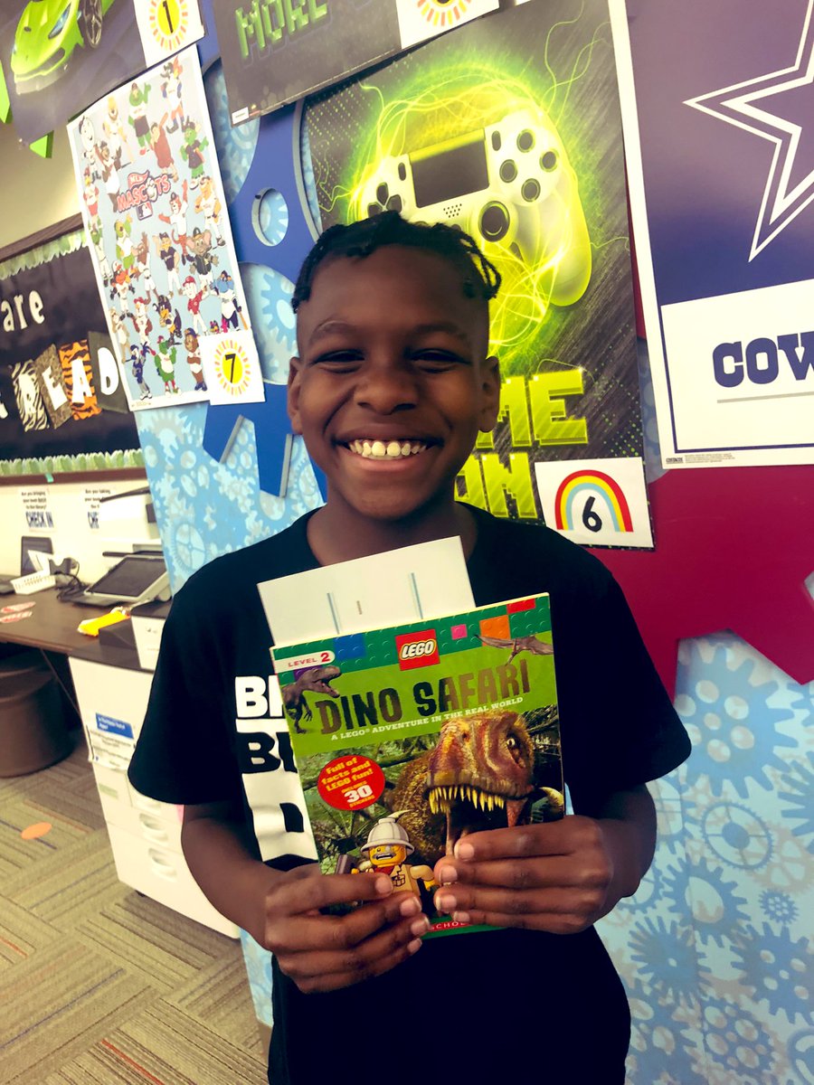 TanyaSpencer710's tweet photo. My favorite thing about Book Fairs is smiles like this one! 💙 @PISD_Libraries @hugheselem https://t.co/xBAKrzhpkl