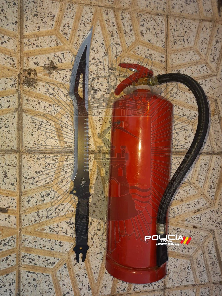 🚓Tres unidades de #policialocalmazarron intervinieron anoche en una riña entre varias personas.
🔪🧯Los agentes interceptaron a varios individuos huyendo a la carrera, a los que se les intervinieron armas prohibidas y fueron denunciados a la Ley de Seguridad Ciudadana.