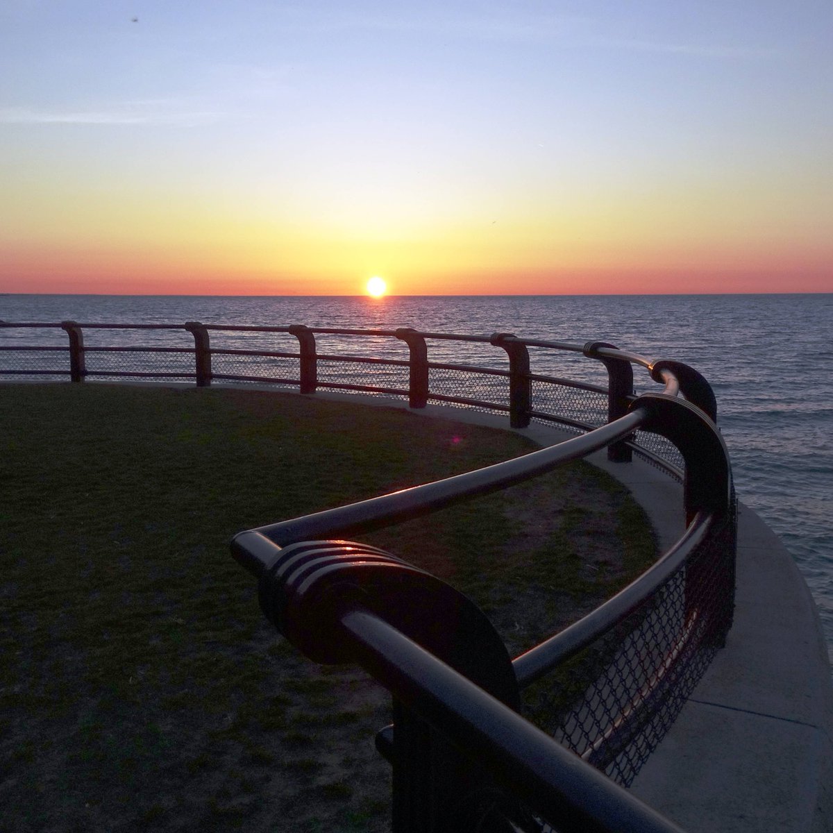 DaphneLHunt1's tweet photo. The sky was getting lighter and lighter, and then it dawned on me! All aglow a the RC Harris Water Treatment Plant. Idyllic!
#Dawn #Sunrise #TheSunriseProject #RCHarris #BirchCliff #Scarborough #BeachTO #Toronto #LakeOntario #TorontoLakefront https://t.co/5fVYs64MOj