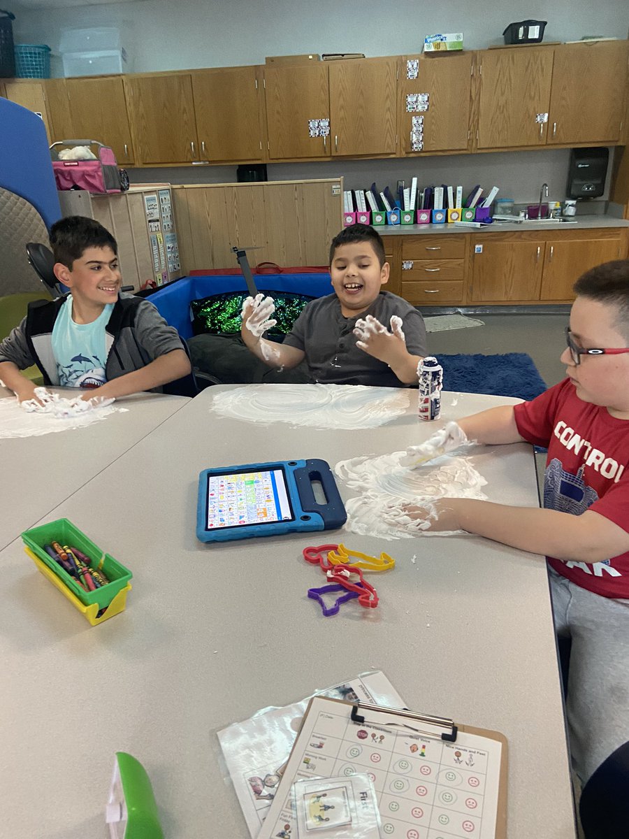 AmyOT818's tweet photo. Fun Friday with @mrs_maschino class! Sensory Exploration was a hit! Water beads and shaving cream! 😀♥️ @RobeyRockets @rinehartsped #OTfun #sensoryplay https://t.co/MidcG638kg