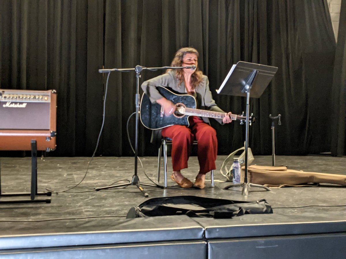 Hier soir, il y a eu une belle soirée de reconnaissance des années de service pour les bénévoles au Centre communautaire francophone de Sarnia. Mme Isabelle Bouffard de <a href="/ESCStFXavier/">École secondaire catholique Saint-François-Xavier</a> nous a chanté de très belles chansons. Quel talent!