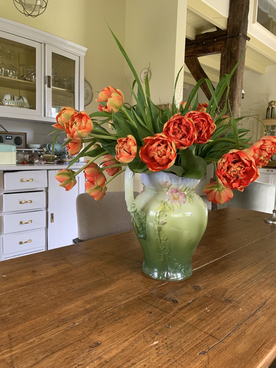 Prachtige bos tulpen op onze eettafel, verrassing van een van mn werkgevers, <a href="/NSPOH/">NSPOH</a> voor alle medewerkers - niet alleen fijne plek voor opgeleid worden maar ook voor opleiders. dank!