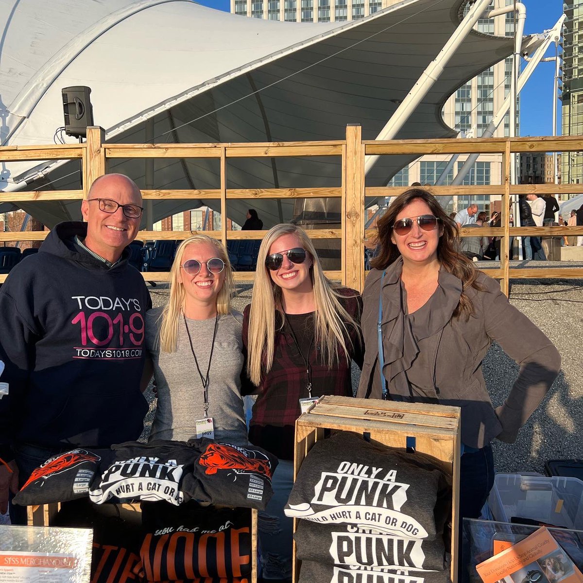 GinaCrash's tweet photo. .@gregcarp & I had a blast on the red carpet @PierSixPavilion with our fellow cat models @thestevekramer @shogunfights Founder & #PawjectRunway co-chair John Rallo loyal @Todays1019 listeners & fellow @BARCS_SHELTER @SoftSide1 supporters #TeamSoftSide https://t.co/LqcUutiu94