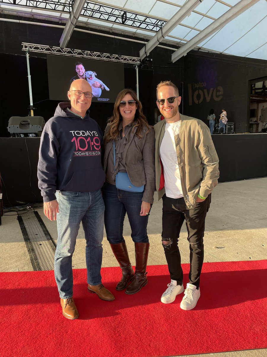 GinaCrash's tweet photo. .@gregcarp & I had a blast on the red carpet @PierSixPavilion with our fellow cat models @thestevekramer @shogunfights Founder & #PawjectRunway co-chair John Rallo loyal @Todays1019 listeners & fellow @BARCS_SHELTER @SoftSide1 supporters #TeamSoftSide https://t.co/LqcUutiu94