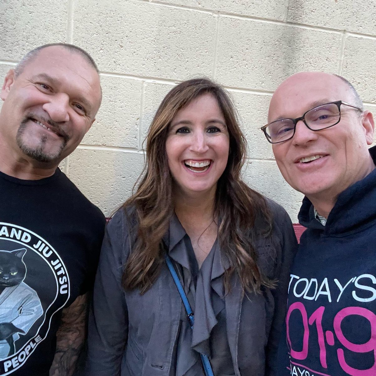 GinaCrash's tweet photo. .@gregcarp & I had a blast on the red carpet @PierSixPavilion with our fellow cat models @thestevekramer @shogunfights Founder & #PawjectRunway co-chair John Rallo loyal @Todays1019 listeners & fellow @BARCS_SHELTER @SoftSide1 supporters #TeamSoftSide https://t.co/LqcUutiu94