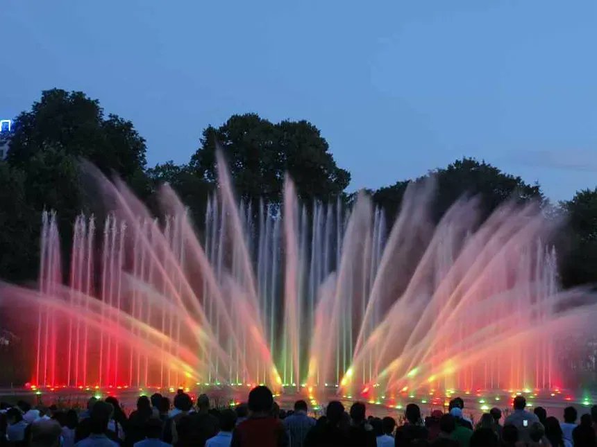 hamburg_de's tweet photo. In diesem Jahr finden die abendlichen Wasserlichtkonzerte in Planten un Blomen wieder statt. Die Saison beginnt am 1. Mai. Hier gibt's alle Infos zum Programm.🌷🌞���https://t.co/dZCEHbZ6XF https://t.co/HmiJjE3Y9m