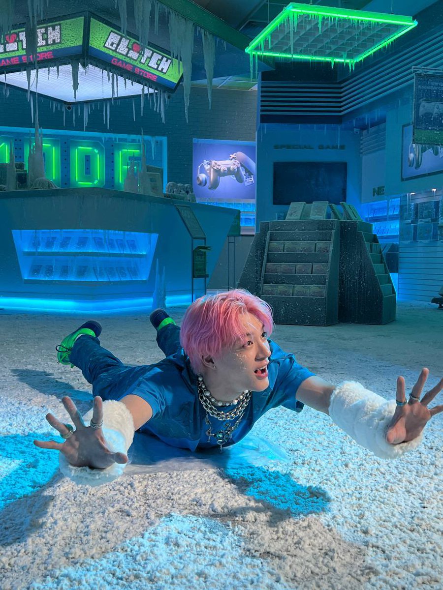 hourly jeno 👑 tweet media